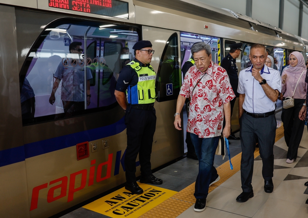 Selangor Sultan rides the LRT3 train, says Shah Alam Line should have been completed earlier, but delay had its ‘wisdom’ | Malay Mail — featured image